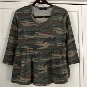 Kim & Cami camo ruffled top NWOT